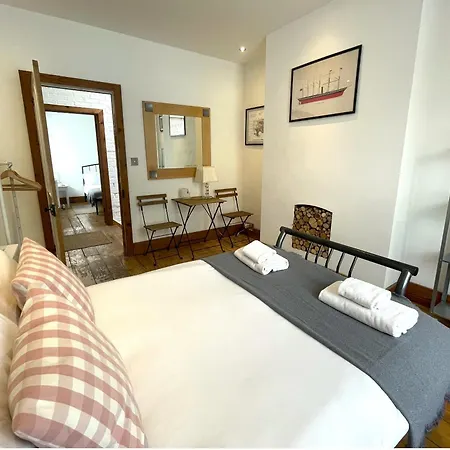 Harmonious In The Heart Of Clifton Village בית נופש *