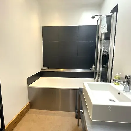 Harmonious In The Heart Of Clifton Village בית נופש *